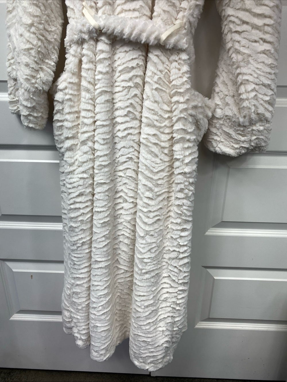 Soma Robe long plush cream fleece lined belted Faux Fur Cozy Classy Elegant S/M - Picture 4 of 9